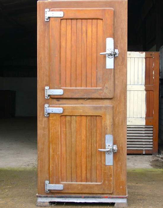 #E10: Dues portes de l'apartament - 
