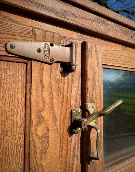 #USA07: Oak Door Mc'Cray - Hinges and handles close up
