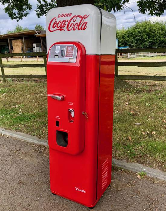 #V02: Vendo 44 Coca-Cola vending Machine 1957 - Front left