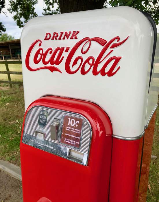 #V02: Vendo 44 Coca-Cola vending Machine 1957 - Front close up