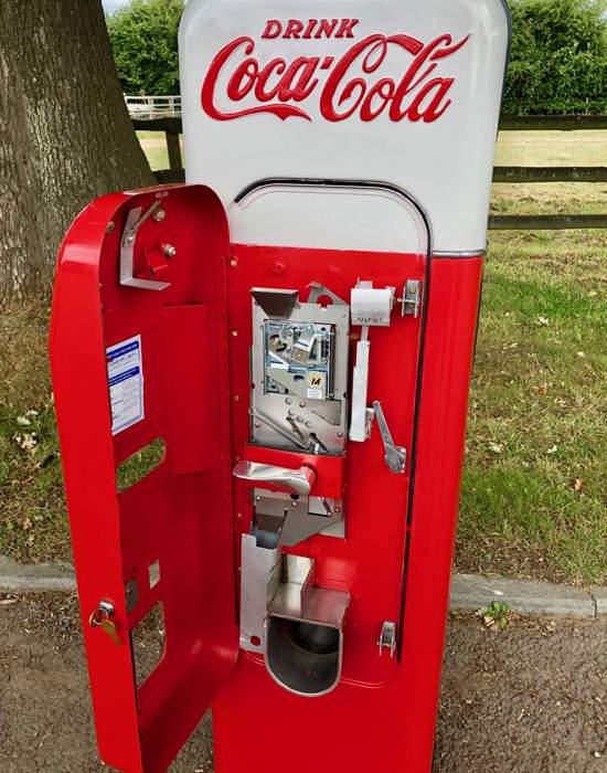 #V02: Vendo 44 Coca-Cola vending Machine 1957 - Open