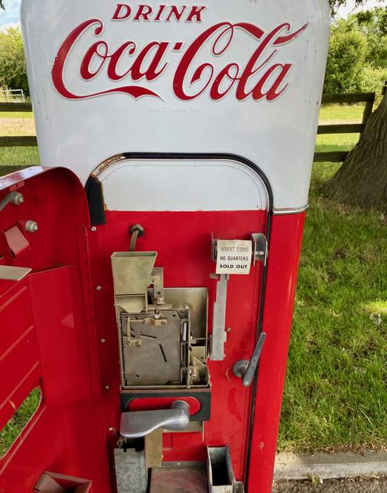 #V54: Vendo 44 Coca-Cola vending Machine 1957 - Coin mechanism